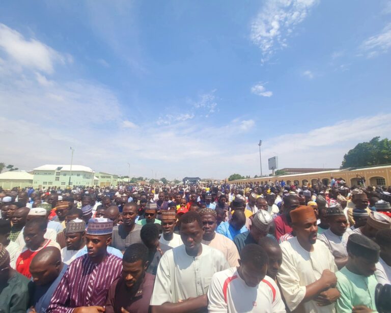Thousands offer Salat al-Gha’ib across the state as clerics and residents pay tribute